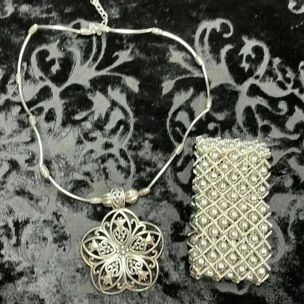 Vintage costume jewelry necklace and bracelet set.